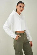 Sweat-shirt court écru pour femme avec coutures sales et jupe à capuche
