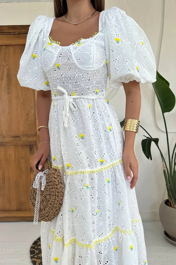 Robe brodée avec détails en dentelle Robe brodée avec détails en dentelle