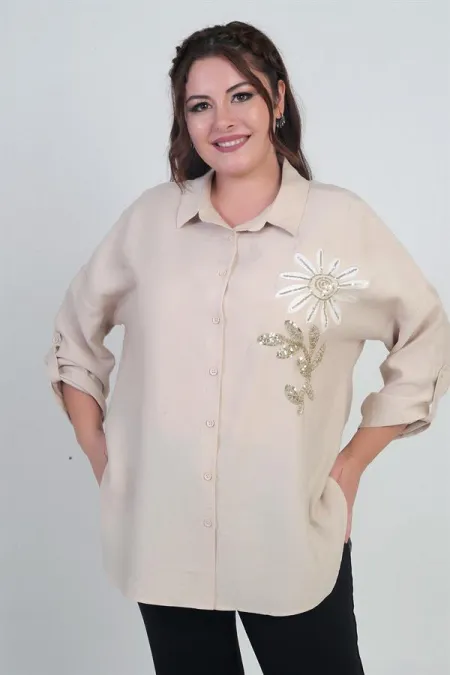 Kadın Kol Katlamalı Çiçek Aplikeli Yanları Yırtmaçlı Büyük Beden Gömlek Kadın Kol Katlamalı Çiçek Aplikeli Yanları Yırtmaçlı Büyük Beden Gömlek