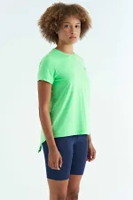 Tommylife Toptan Neon Yeşil Sırt Yırtmaç Detaylı O Yaka Kısa Kollu Standart Kalıp Kadın T-Shirt - 97267