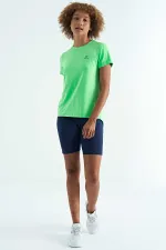 Tommylife Toptan Neon Yeşil Sırt Yırtmaç Detaylı O Yaka Kısa Kollu Standart Kalıp Kadın T-Shirt - 97267