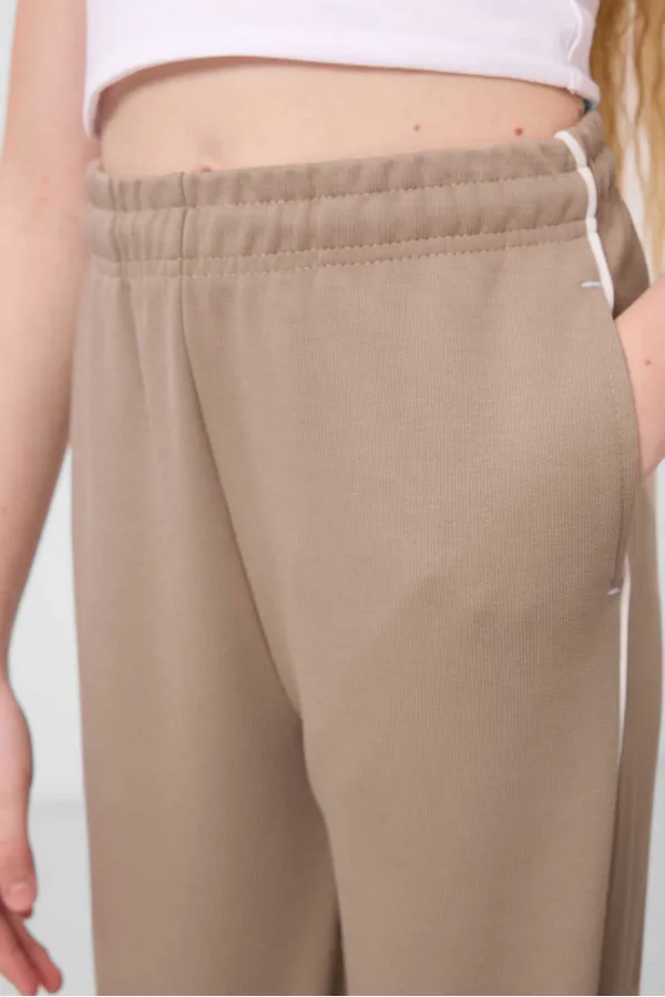 Tommylife Toptan O Yaka Baskılı Lastik Paçalı Standart Fit Kız Çocuk Eşofman Takım 75186 Ekru Koyu Bej Tommylife Toptan O Yaka Baskılı Lastik Paçalı Standart Fit Kız Çocuk Eşofman Takım 75186 Ekru Koyu Bej