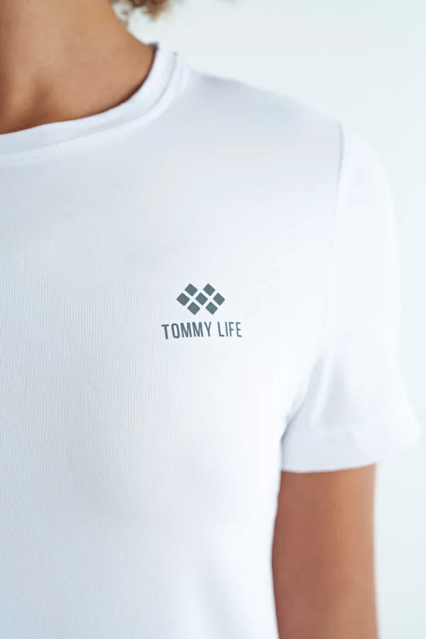 Tommylife Toptan Beyaz Sırt Yırtmaç Detaylı O Yaka Kısa Kollu Standart Kalıp Kadın T-Shirt - 97267