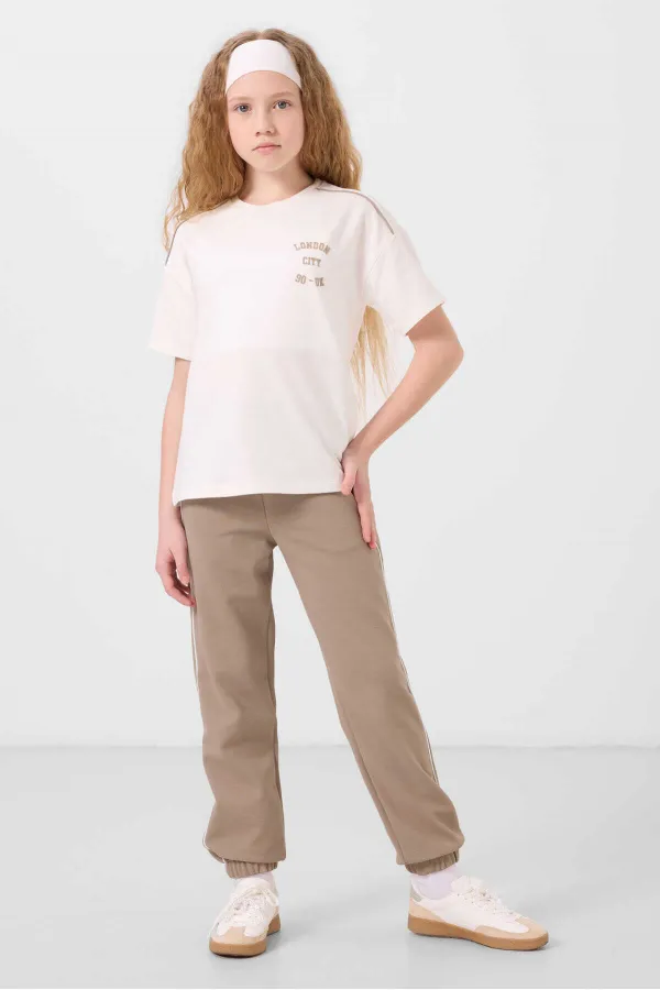 Tommylife Toptan O Yaka Baskılı Lastik Paçalı Standart Fit Kız Çocuk Eşofman Takım 75186 Ekru Koyu Bej Tommylife Toptan O Yaka Baskılı Lastik Paçalı Standart Fit Kız Çocuk Eşofman Takım 75186 Ekru Koyu Bej