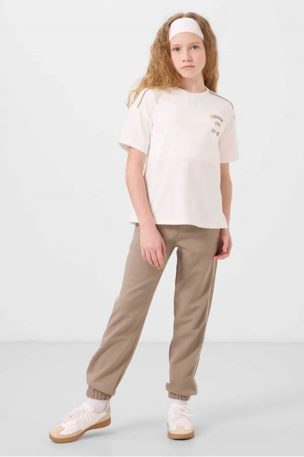 Tommylife Toptan O Yaka Baskılı Lastik Paçalı Standart Fit Kız Çocuk Eşofman Takım 75186 Ekru Koyu Bej Tommylife Toptan O Yaka Baskılı Lastik Paçalı Standart Fit Kız Çocuk Eşofman Takım 75186 Ekru Koyu Bej